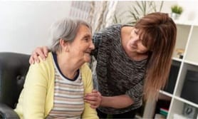 badante che consola l 'assistita