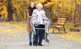 badante che fa una passeggiata con assistita