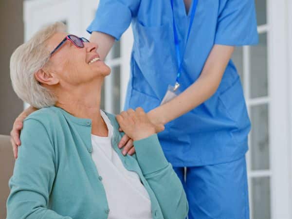 Signora anziana con assistente familiare